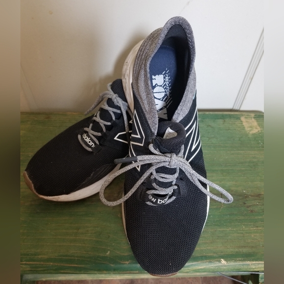 NEW BALANCE ROAV black Gray Athletic Sneaker 8.5 - Picture 1 of 5